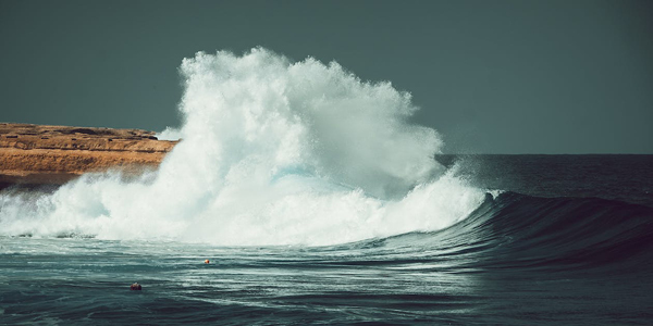 eine große schäumende Welle