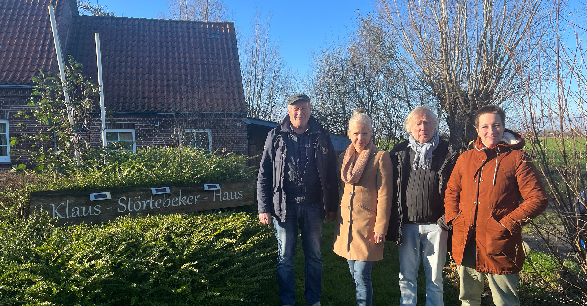 vor dem Klaus-Störtebecker-Haus