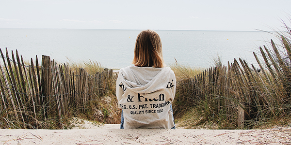 ein junges Mädchen von hinten am Strand